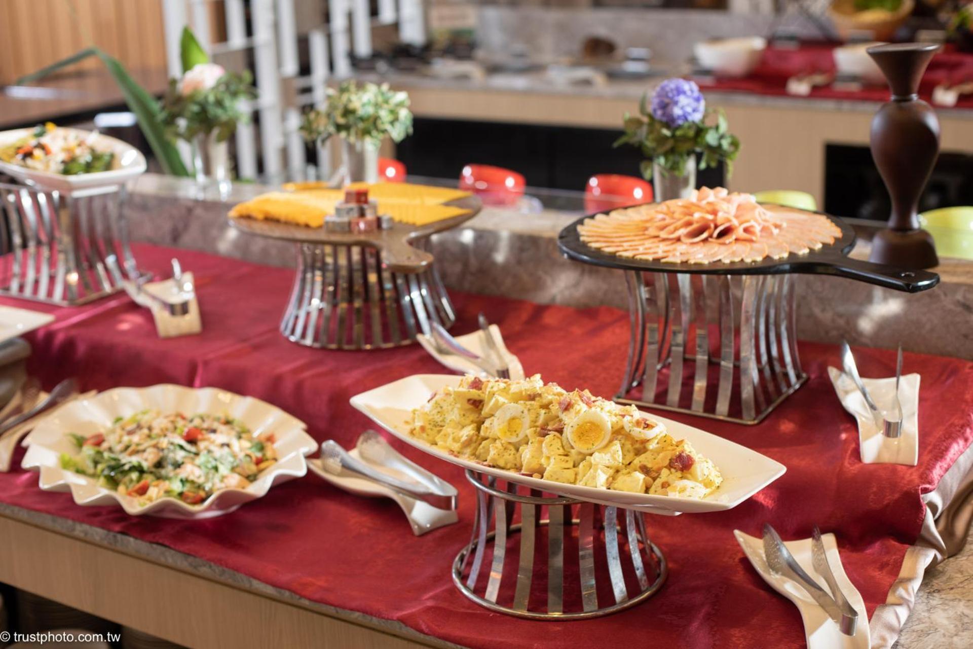 منتجع جراند باي Heng-ch'un المظهر الخارجي الصورة A buffet at a hotel