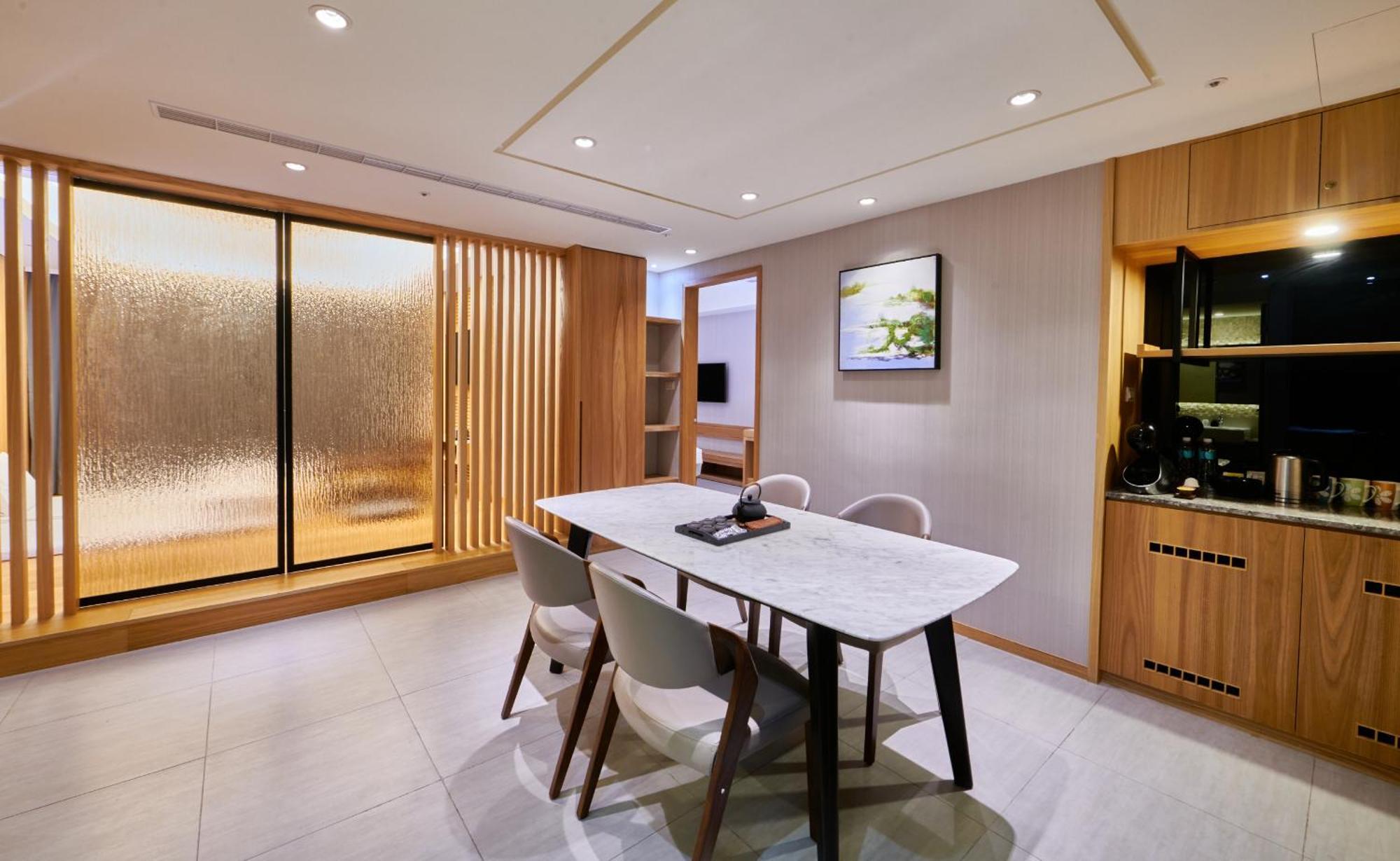 منتجع جراند باي Heng-ch'un المظهر الخارجي الصورة The interior of a private suite at the airport