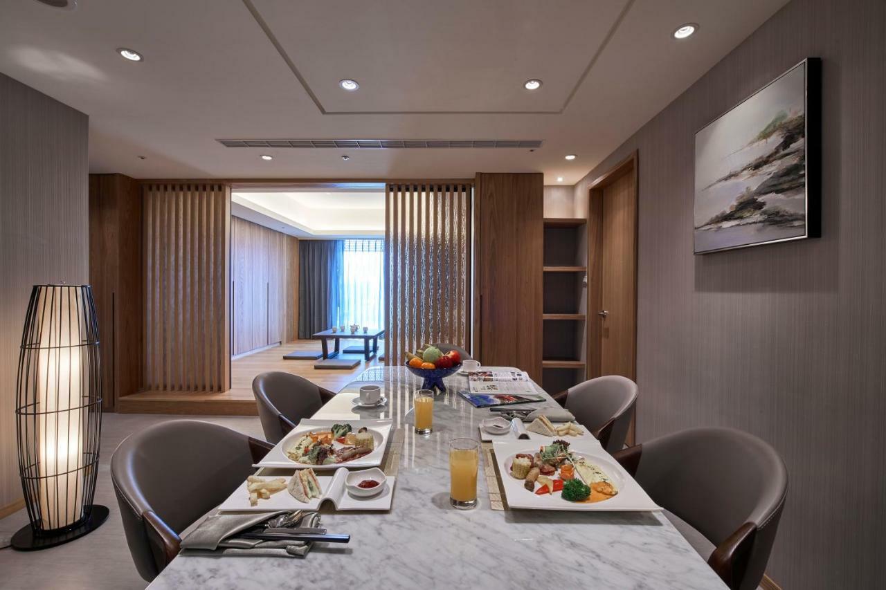 منتجع جراند باي Heng-ch'un المظهر الخارجي الصورة A dining room in a suite at the hotel